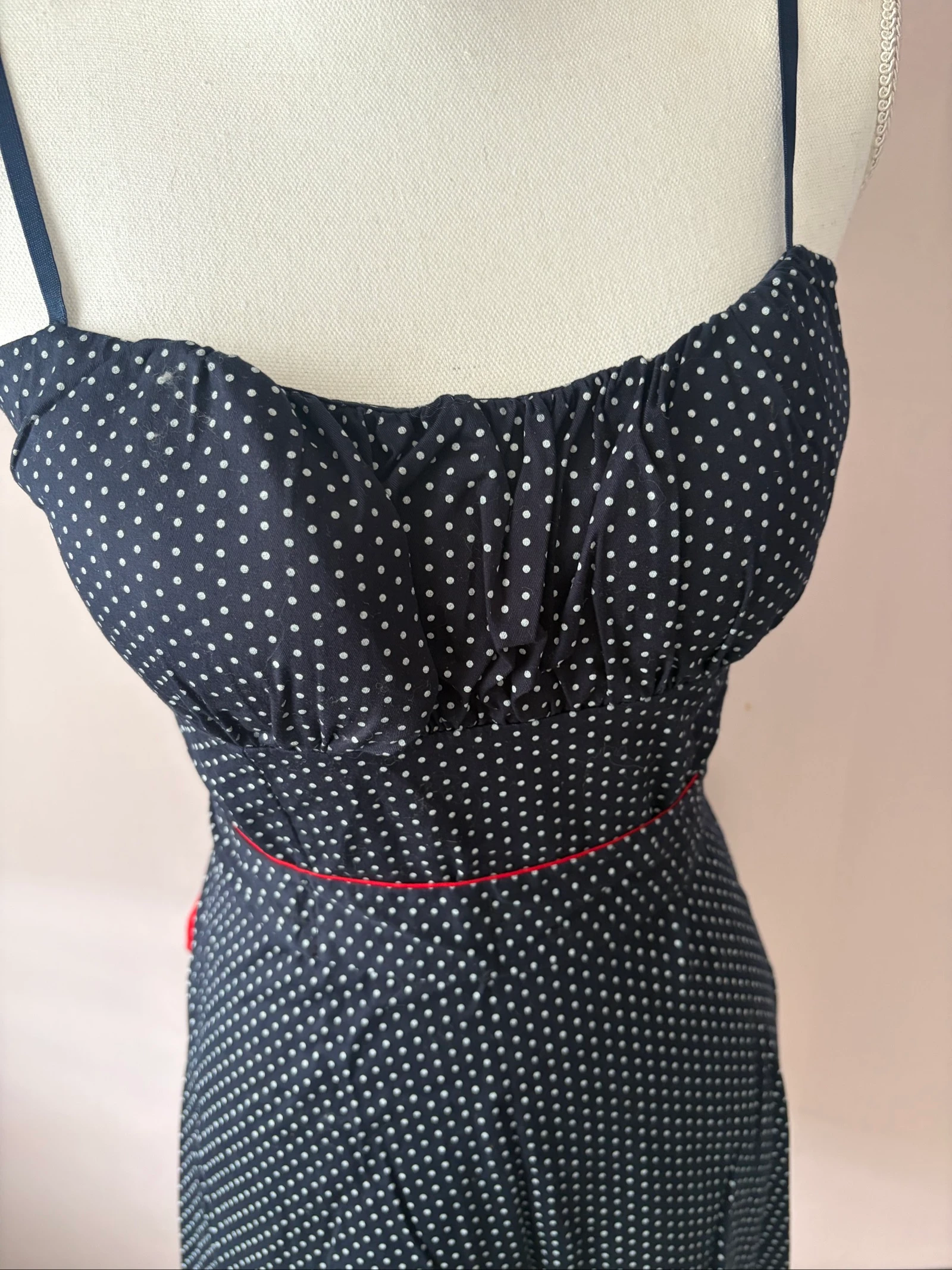 Vestido Curto Pin-Up / Rockabilly com Poás Azul Marinho e Vermelho - Tamanho P - Feito na Itália – photo 2
